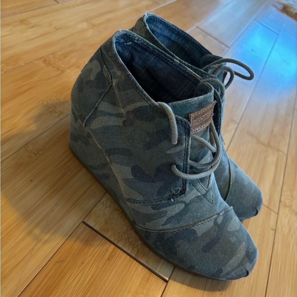 Women's Tom’s 7.5 Camouflage Wedge Ankle Boot